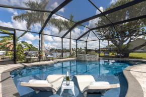 Stunning Waterfront Villa Direct Gulf Access, Kayaks, Heated Pool Sanctuary on Savona